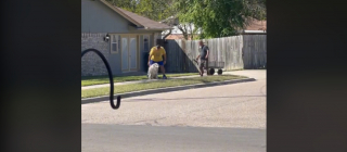 Illustration de l'article : À l’aide d’un petit chariot, cet homme a permis au chien âgé du voisin de terminer sa promenade (vidéo)