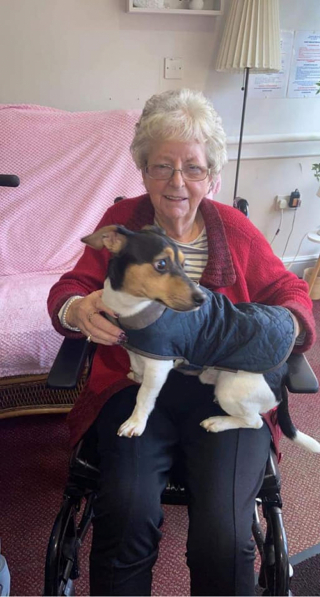 Illustration de l'article : Les résidents de cette maison de retraite ont toujours le sourire lorsque le chien Milo vient leur rendre visite