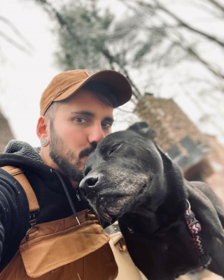 Illustration de l'article : Un citadin décide de se retirer de la ville pour vivre dans une cabane et offrir une meilleure vie à son chien âgé