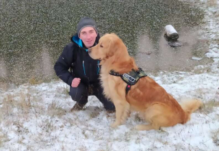 Illustration de l'article : Un Golden Retriever tombe dans un trou et est retrouvé un mois plus tard par un Jack Russell Terrier !