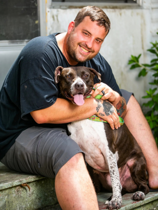 Illustration de l'article : Un couple venu choisir un chat en refuge repart finalement avec le chien le plus ancien de la structure