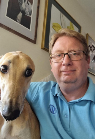 Illustration de l'article : Personne ne voulait adopter ce Lévrier, pétrifié en présence des humains, jusqu’à ce qu’une famille lui offre une chance inespérée