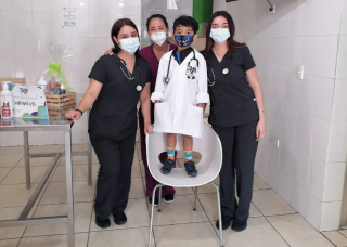 Illustration de l'article : Un petit prodige crée son propre salon de toilettage pour chiens afin de financer ses études en médecine vétérinaire