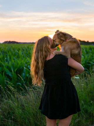 Illustration de l'article : 20 photos de Tofu, chienne de refuge férue de promenades aux bras de sa maîtresse