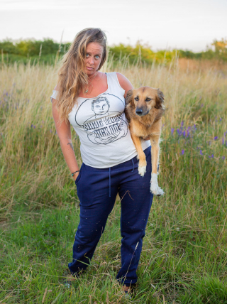 Illustration de l'article : 20 photos de Tofu, chienne de refuge férue de promenades aux bras de sa maîtresse