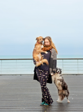 Illustration de l'article : 20 photos de Tofu, chienne de refuge férue de promenades aux bras de sa maîtresse