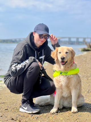 Illustration de l'article : Comment un Golden Retriever nommé Yashka a aidé cet étudiant aveugle à réaliser ses rêves académiques