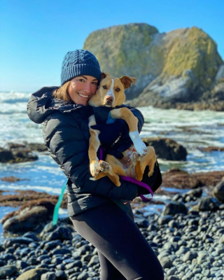 Illustration de l'article : 20 photos magnifiques de Camper, chien mordu d'aventures avec celle qui l'a sauvé de l'errance