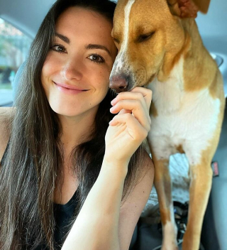 Illustration de l'article : 20 photos magnifiques de Camper, chien mordu d'aventures avec celle qui l'a sauvé de l'errance