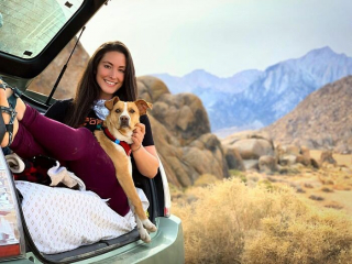 Illustration de l'article : 20 photos magnifiques de Camper, chien mordu d'aventures avec celle qui l'a sauvé de l'errance