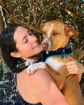 Illustration de l'article : 20 photos magnifiques de Camper, chien mordu d'aventures avec celle qui l'a sauvé de l'errance