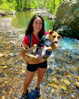 Illustration de l'article : 20 photos magnifiques de Camper, chien mordu d'aventures avec celle qui l'a sauvé de l'errance