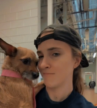 Illustration de l'article : Abandonné le matin même, ce petit chien terrorisé ne veut pas lâcher les bras de la jeune femme qui le rassure (vidéo)