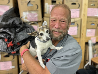 Illustration de l'article : Cette petite chienne, dont personne ne voulait, s’épanouit désormais aux côtés de son nouveau maître, auquel elle a sauvé plusieurs fois la vie