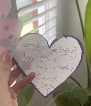 Illustration de l'article : Découvrez la belle histoire d’amour entre Winnie, une Labradoodle, et Chips, son voisin