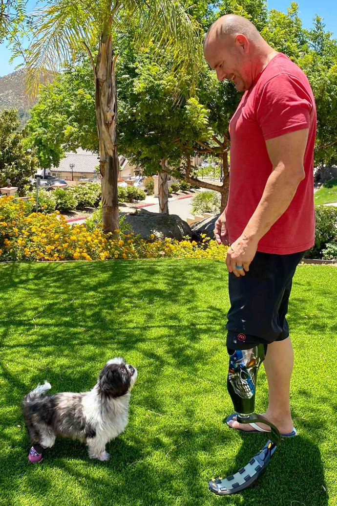 Amputé des pattes arrière, ce chien se fait adopter par un homme qui souffre du même mal