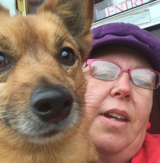 Illustration de l'article : Ce chien prend soin de sa maîtresse sujette à des malaises et tient compagnie à sa voisine de 96 ans