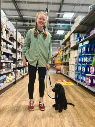 Illustration de l'article : Passionnée par les chiens, une jeune fille de 19 ans est devenue la plus jeune éducatrice de chiens guides d’aveugles du monde