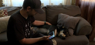 Illustration de l'article : Des sauveteurs bénévoles viennent en aide à 2 campeurs, dont le chien a disparu dans la montagne, bravant le froid et la neige