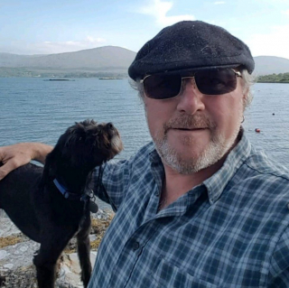 Illustration de l'article : Le vol d’un petit chien dans leur camionnette laisse ses propriétaires terriblement inquiets 