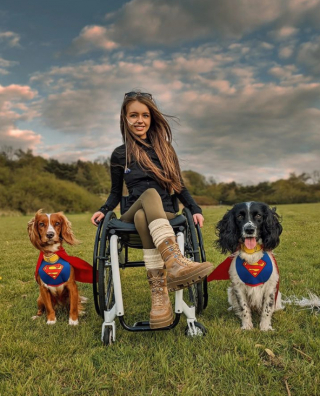 Illustration de l'article : A l’aide de ses chiens elle souhaite changer le regard des enfants sur les personnes handicapées