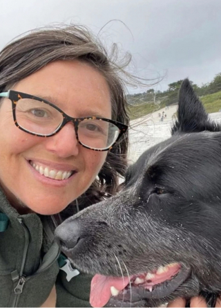 Illustration de l'article : Une jeune femme découvre un mémorial touchant pour un chien perdu et partage sa photo en ligne