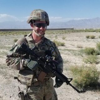 Illustration de l'article : A son retour au pays, un militaire américain est accueilli par le chien dont il est tombé amoureux pendant sa mission en Afghanistan