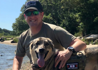 Illustration de l'article : A son retour au pays, un militaire américain est accueilli par le chien dont il est tombé amoureux pendant sa mission en Afghanistan