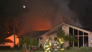 Illustration de l'article : Un chien policier à la retraite risque sa vie pour sauver sa famille de l'incendie de leur maison