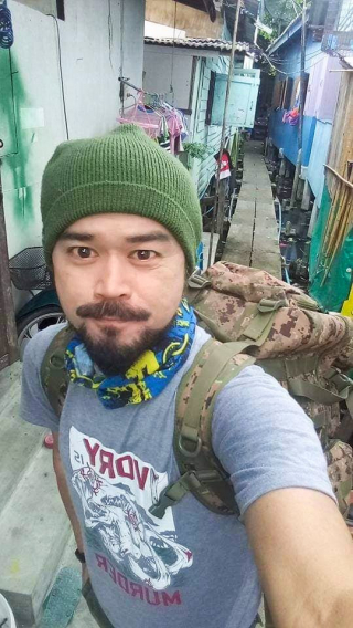 Illustration de l'article : Un jeune toiletteur croise la route d'un chien errant couvert de dreadlocks et décide de le prendre en charge