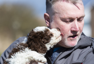 Illustration de l'article : Un chiot découvre un trésor d’une valeur de 6 800 € lors de sa première balade