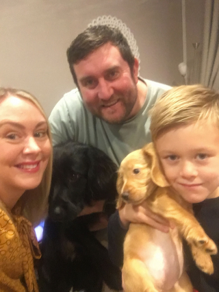 Illustration de l'article : Déterminé à adopter un chiot, cet enfant se fait passer pour sa mère par messages et réussit à convaincre son père