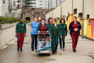 Illustration de l'article : Vidéo : après 3 opérations et plusieurs mois d’immobilisation, ce chien apprend enfin à marcher