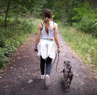 Illustration de l'article : Grâce à ses 2 Akitas, cette femme s’est découvert une passion pour les chiens et en a fait son métier