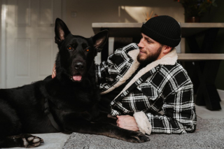 Illustration de l'article : Un duo homme-chien, connu pour ses aventures à travers le monde, est contraint de stopper les voyages à cause d'une maladie rare