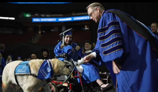 Illustration de l'article : Un chien d’assistance reçoit son diplôme pour avoir suivi tous les cours à l’université de son propriétaire