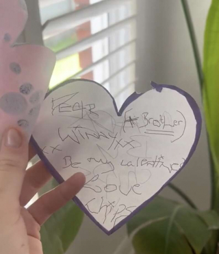 Illustration de l'article : Cette chienne amoureuse de son voisin l’attend chaque jour inlassablement derrière sa fenêtre (vidéo)