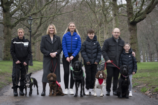 Illustration de l'article : Le parcours émouvant d'Asher, un chien médical nominé pour un Hero Dog Award