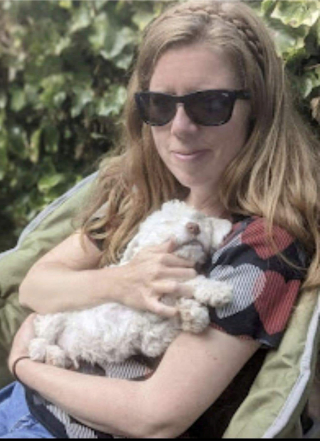 Illustration de l'article : Un petit chien sourd apprend à communiquer avec sa maîtresse, grâce au langage des signes (vidéo)