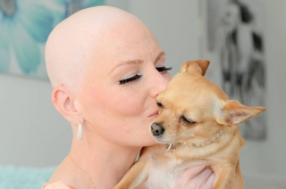 Illustration de l'article : Grâce à sa petite chienne, une femme découvre qu’elle est atteinte d’un cancer