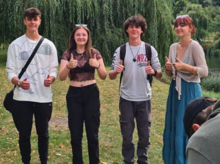 Illustration de l'article : Un groupe d’adolescents bienveillants vient à la rescousse d’un Border-Collie, tombé dans une rivière
