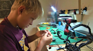 Illustration de l'article : Ce garçon fabrique un fauteuil roulant pour le chien de sa maîtresse de CM2