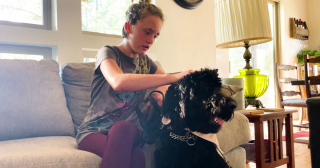 Illustration de l'article : Une jeune fille atteinte d’une maladie rare trouve de l’aide grâce à un chien d’assistance