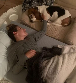 Illustration de l'article : Une chienne et sa propriétaire se soutiennent mutuellement lors des douloureuses épreuves de santé qu’elles doivent traverser