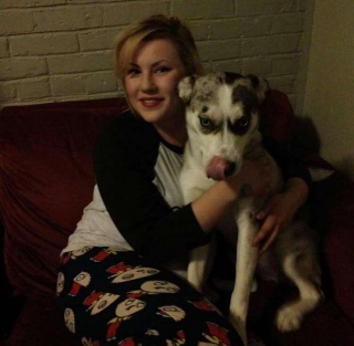 Illustration de l'article : Vidéo : Depuis que sa maîtresse est enceinte, cette chienne passe son temps à écouter son ventre