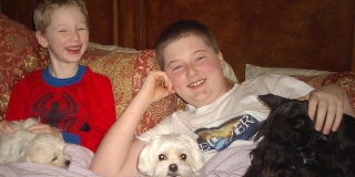 Illustration de l'article : Un chien perdu retrouve sa famille, après 10 années de disparition, et parcourt plus de 2 500 km pour la rejoindre