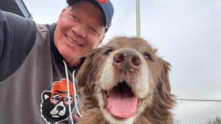 Illustration de l'article : Un pêcheur au grand coeur aperçoit un chien sénior abandonné dans un triste état et décide d'intervenir