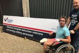 Illustration de l'article : Un ancien militaire, amputé d’une jambe, fait une rencontre pleine d'émotion avec une chienne à 3 pattes dont personne ne voulait