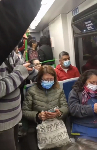 Illustration de l'article : Un chien endormi sur les sièges d’un métro bondé attendrit les passagers, qui n'osent pas le déranger (vidéo)