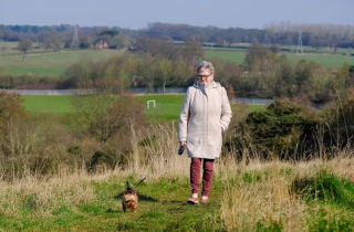 Illustration de l'article : Une petite chienne sauve la vie de sa maîtresse, en détectant quelque chose qu’elle n’avait pas remarqué dans sa poitrine